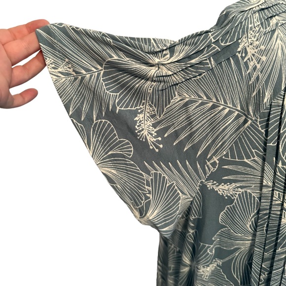 NWT Zac and Rachel XL V neck Seabed floral top.  Butterfly sleeves. - Picture 5 of 10